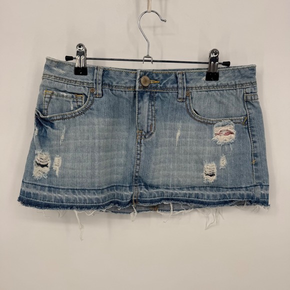 Amethyst Jeans Distressed Denim Mini Skirt Light Wash Blue Frayed Hem Size‎ 7 - Picture 2 of 5